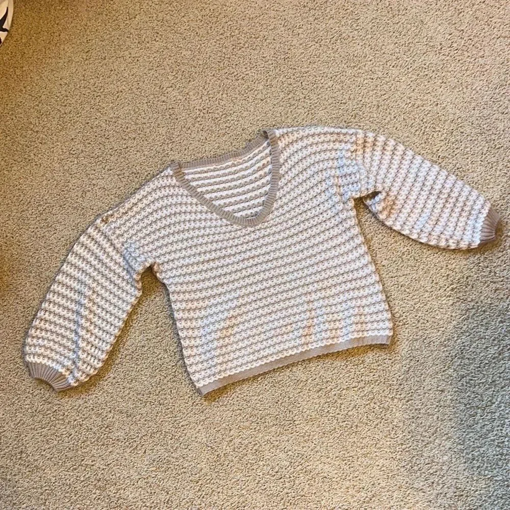 Amazon White and Tan V-Neck Striped Sweater